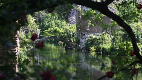Uitzich op het water bij de Tuinen van Ninfa