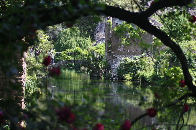 Uitzich op het water bij de Tuinen van Ninfa