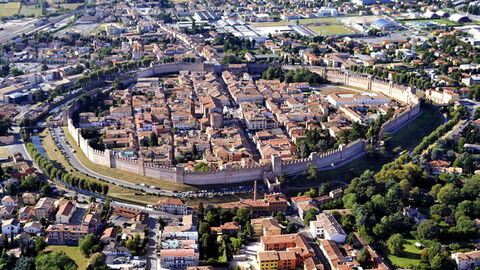 zicht op de cittadella stadsmuren
