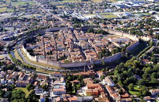 zicht op de cittadella stadsmuren