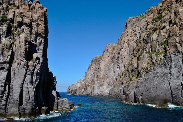 Rotsformaties aan de kust van Panarea