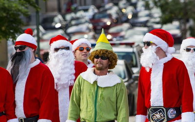Een aantal kerstmannen