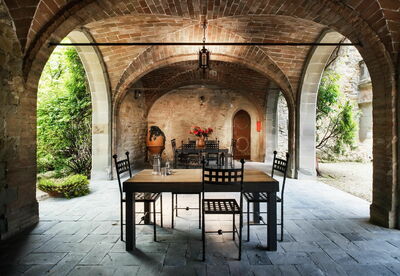 Buiten dineren bij Castello Borgia