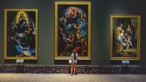 Een bezoeker geniet van de Pinacoteca di Brera