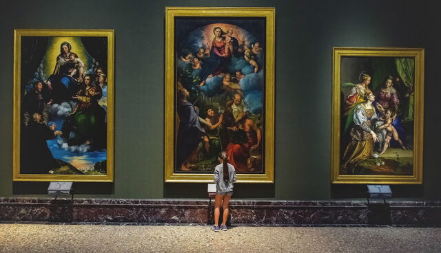 Een bezoeker geniet van de Pinacoteca di Brera