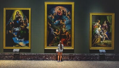 Een bezoeker geniet van de Pinacoteca di Brera