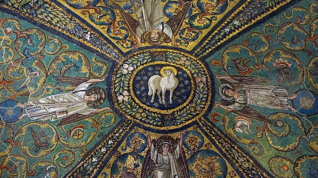 Kerk van San Vitale, dichtbij