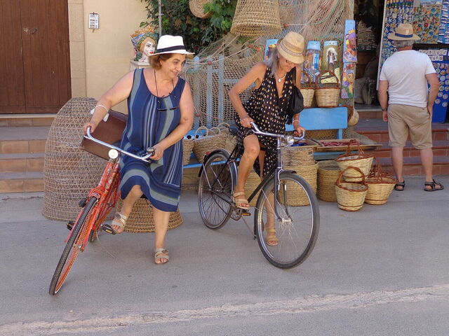 Vrouwen fietsen in Marzamemi