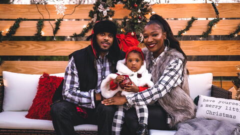 Een familie geniet samen van Kerstmis