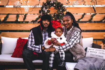 Een familie geniet samen van Kerstmis