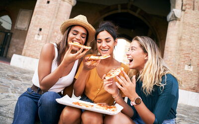 Genieten van pizza in Rome