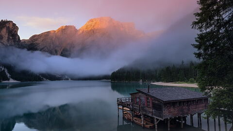 Zonsopgang bij Pragser Wildsee