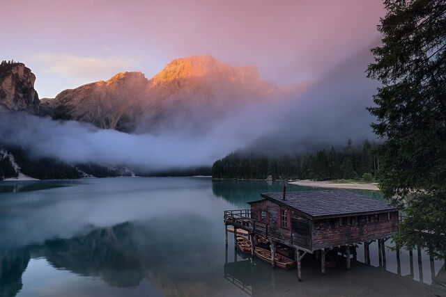 Zonsopgang bij Pragser Wildsee