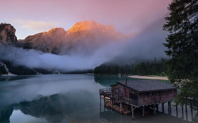 Zonsopgang bij Pragser Wildsee