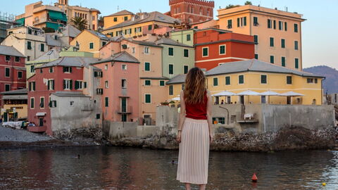 Een vrouw geniet van een uitzicht langs de Italiaanse Rivièra