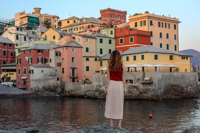 Een vrouw geniet van een uitzicht langs de Italiaanse Rivièra