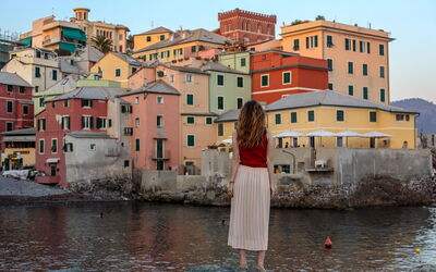 Een vrouw geniet van een uitzicht langs de Italiaanse Rivièra