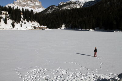 Een bevroren Meer van Misurina