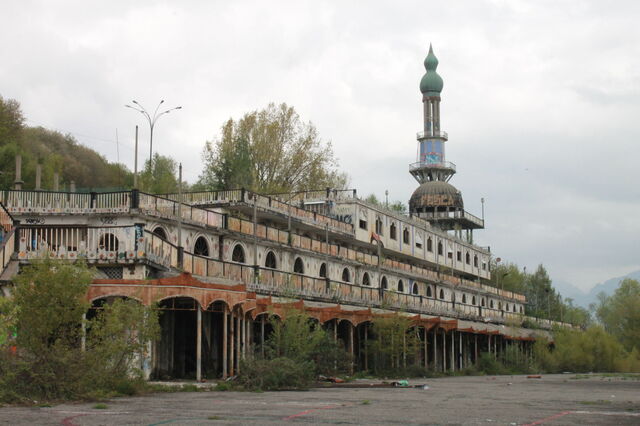 Consonno, gebouwen