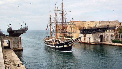 beroemde draaibrug in Taranto