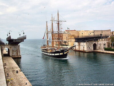 beroemde draaibrug in Taranto