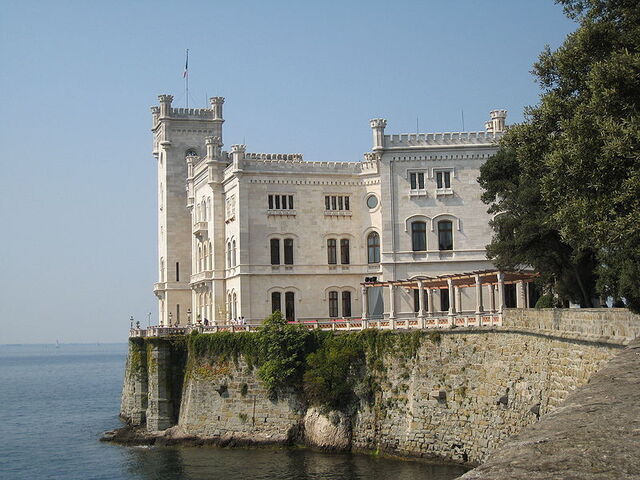 Zicht op Miramar kasteel in Trieste