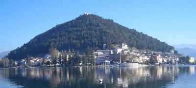 Piediluco heuvel piramide eiland