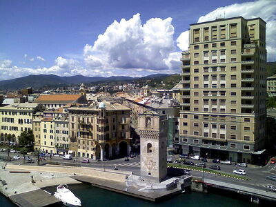 Zicht op Savona met haven