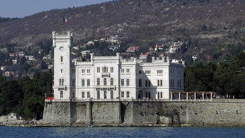 Zicht op Miramare Kasteel
