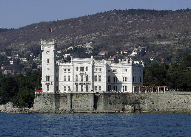 Zicht op Miramare Kasteel