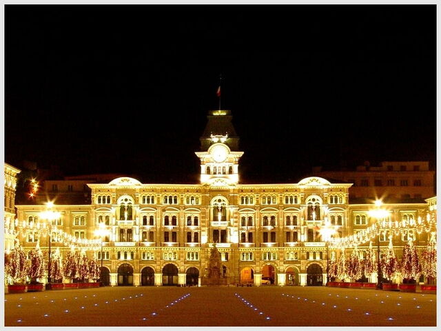 De  piazza Unità bij avond