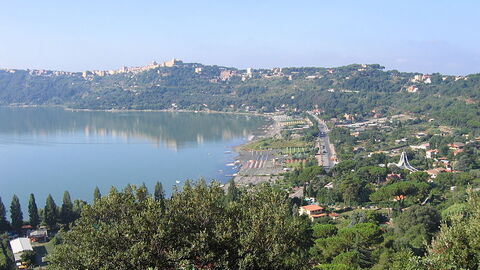 Zicht op Castel Gandolfo en het Albano Meer