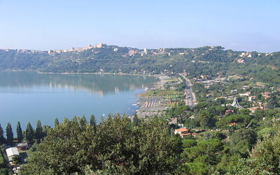 Zicht op Castel Gandolfo en het Albano Meer