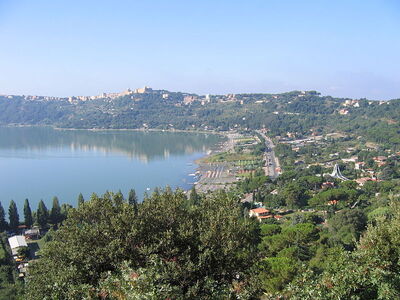 Zicht op Castel Gandolfo en het Albano Meer