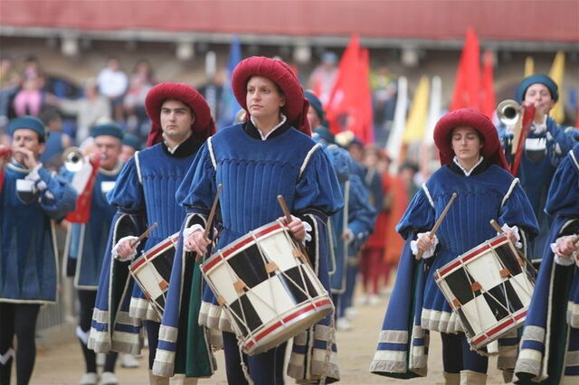 Een typish middeleeuwse parade
