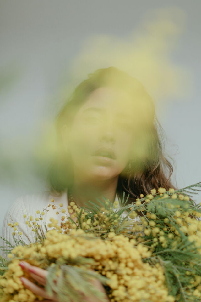 Vrouw met mimosa bloemen