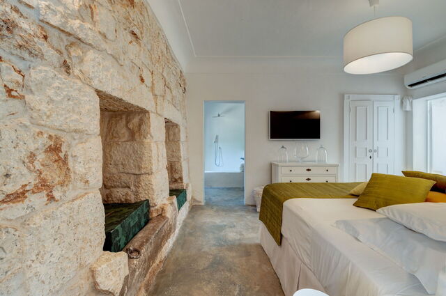 Masseria Isaia, slaapkamer met oude muren