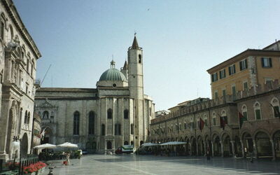 Piazza del Popolo in de stad Ascoli Piceno
