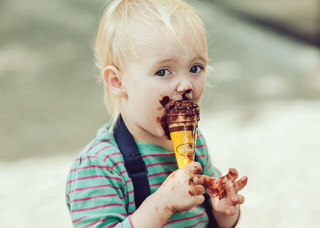 Kind eet chocolade gelato