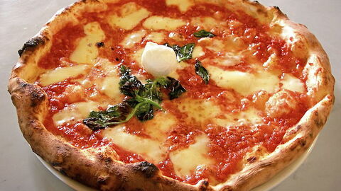 Een traditionele Neapolitaanse Pizza