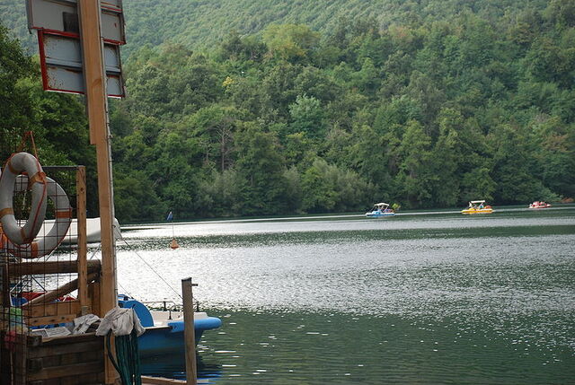 Met de boot het Monticchio meer op
