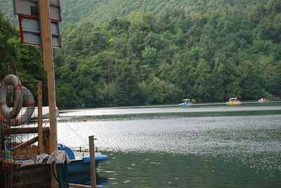 Met de boot het Monticchio meer op