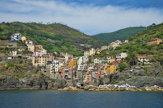 Zicht op riomaggiore in cinque terre