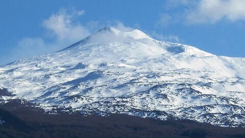 Een met sneeuw bedekte Mount Etna