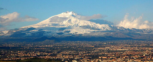 Zicht op Etna met Catania stad op de voorgrond