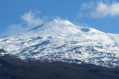 Een met sneeuw bedekte Mount Etna