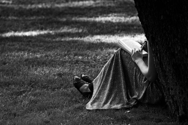 Vrouw leest boek op het landgoed van Villa Borghese