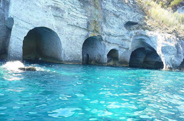 Uitgehouwen grotten aan de kustlijn van het eiland Ponza