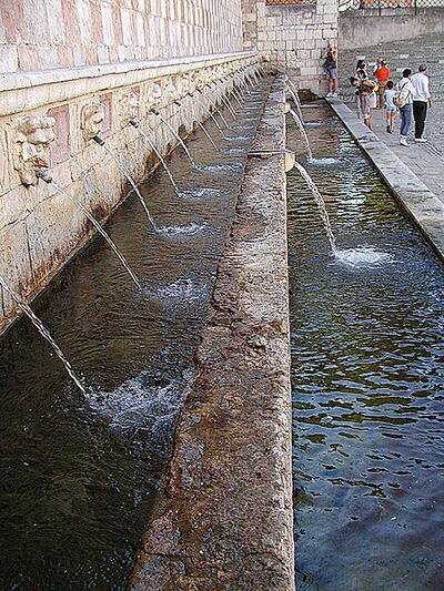 Fontein met negenennegentig tuiten
