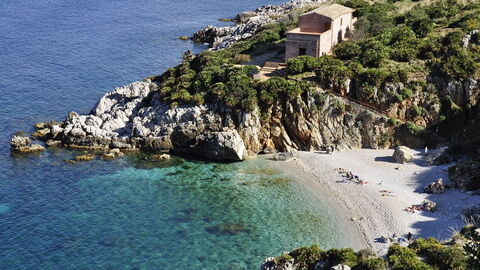Een strand op Sicilië